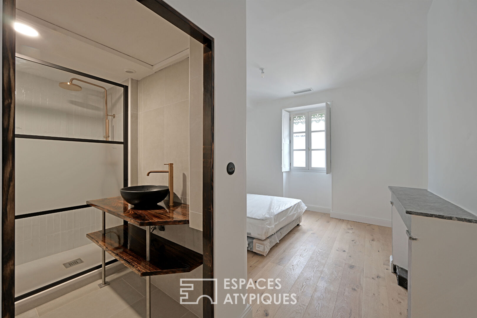 Bright renovated apartment with elevator in the center