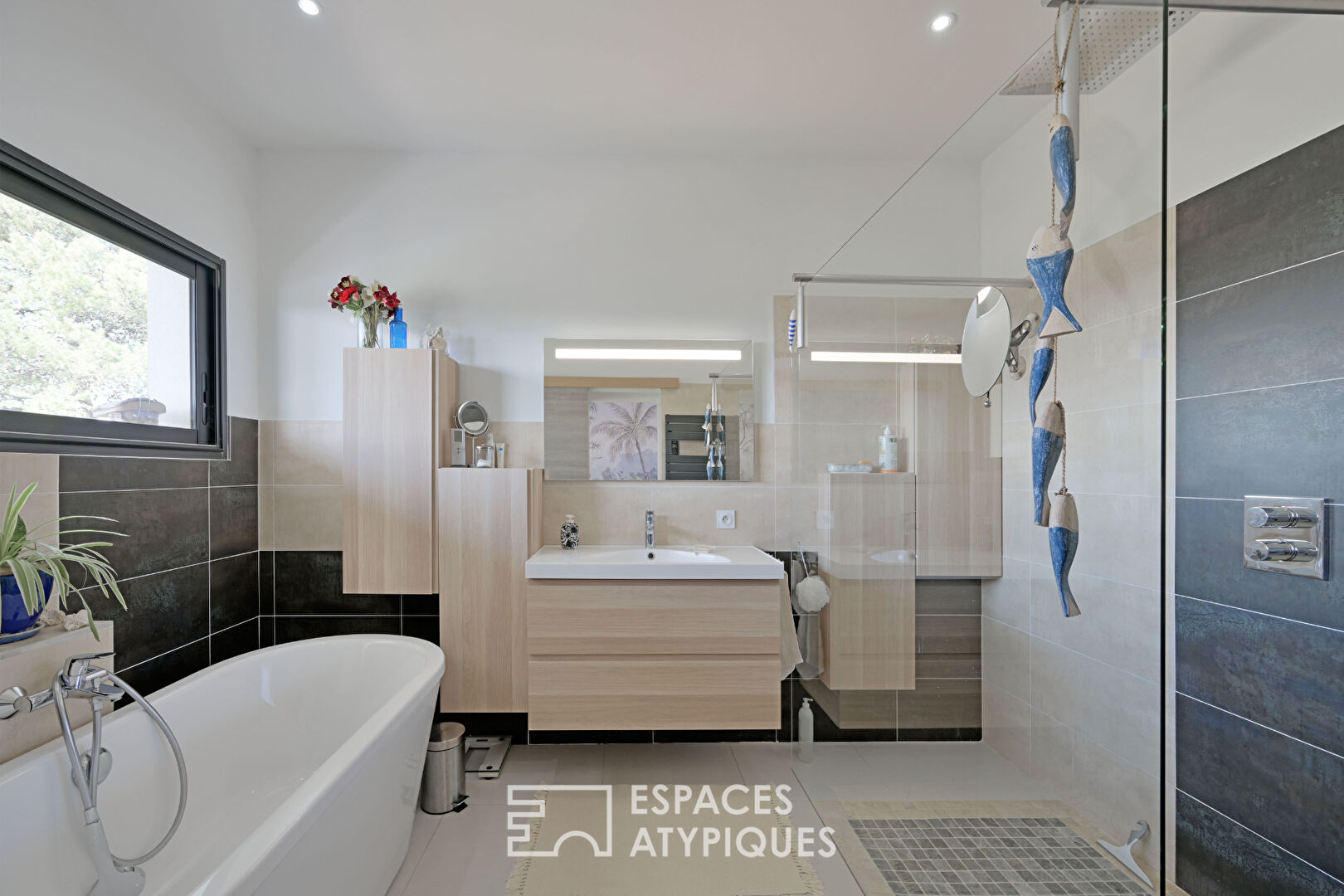 Élégance Moderne : Villa Contemporaine avec Piscine et Vue Panoramique
