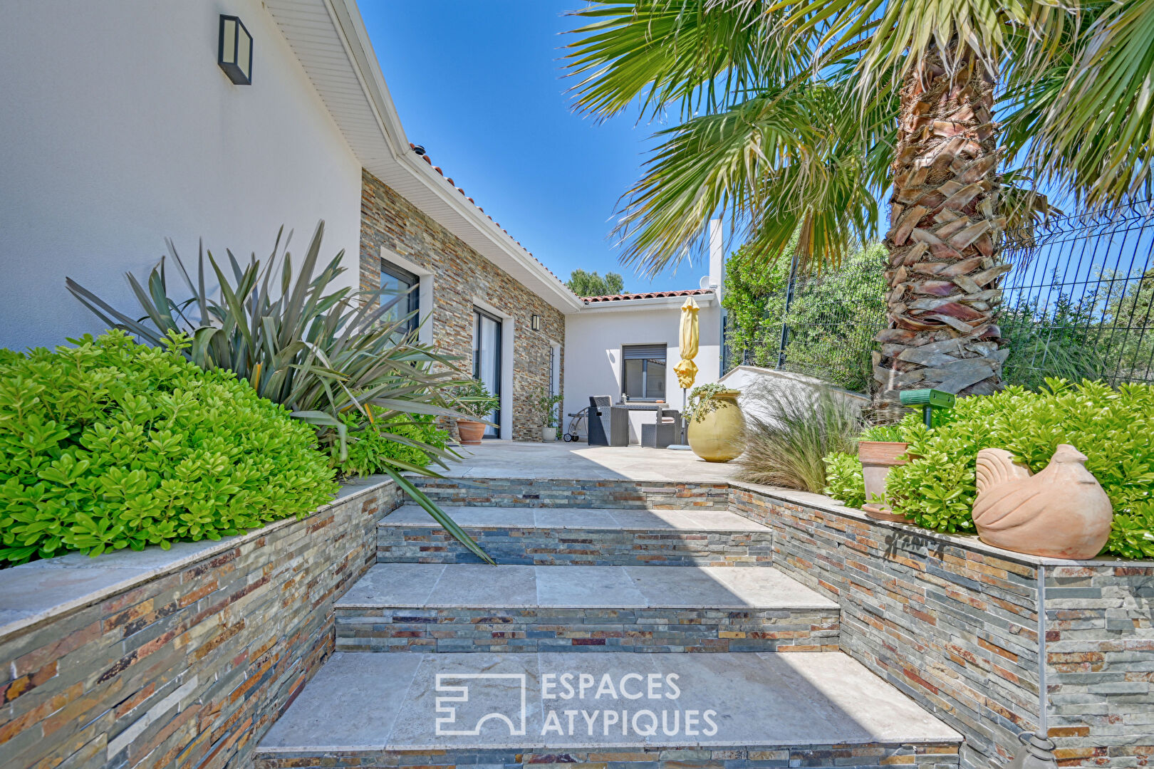 Élégance Moderne : Villa Contemporaine avec Piscine et Vue Panoramique