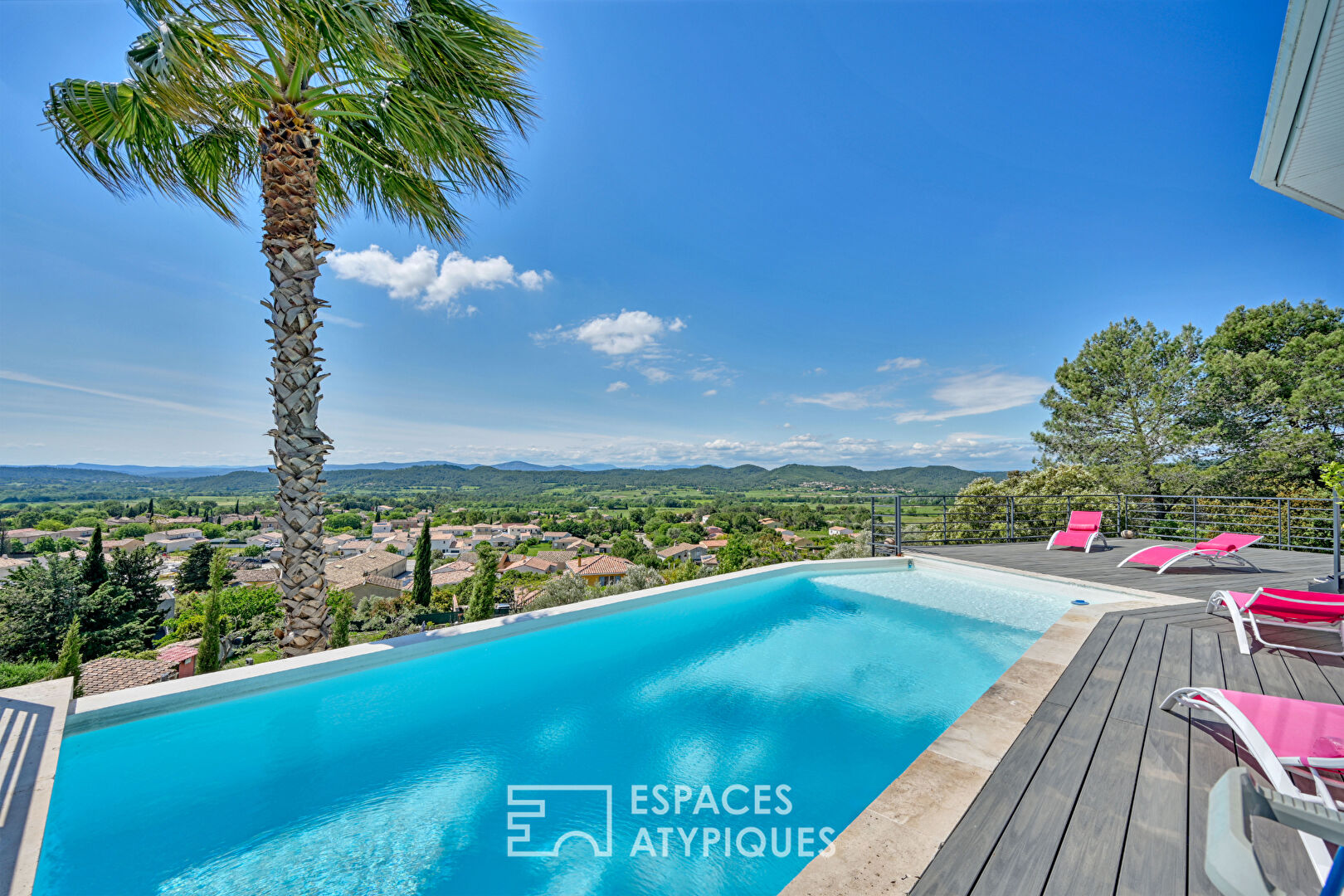 Élégance Moderne : Villa Contemporaine avec Piscine et Vue Panoramique