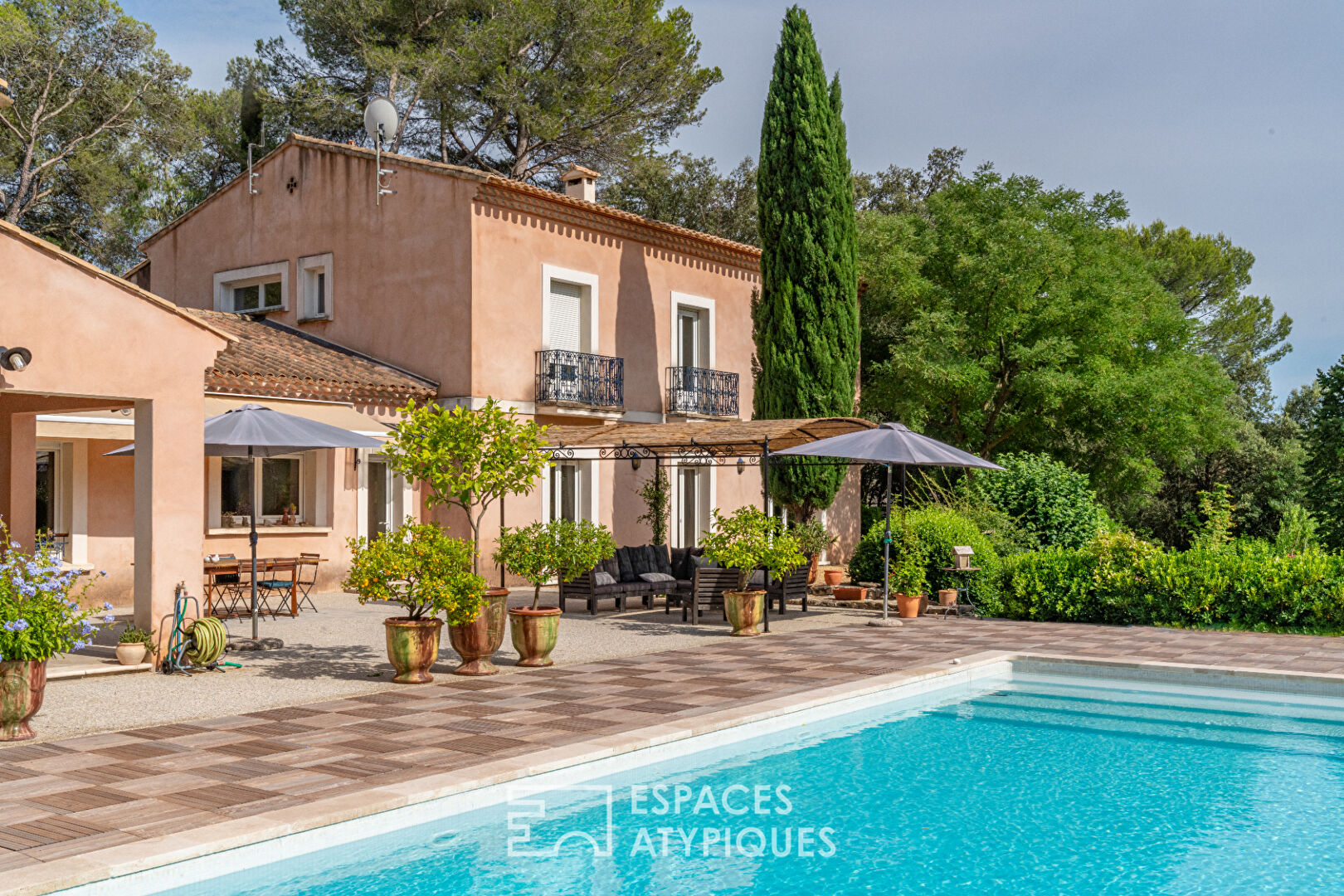 Elegant Bastide in an idyllic environment