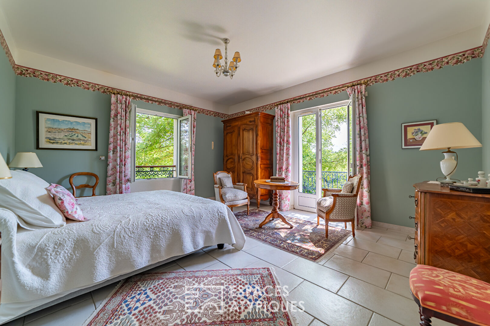 Elegant Bastide in an idyllic environment