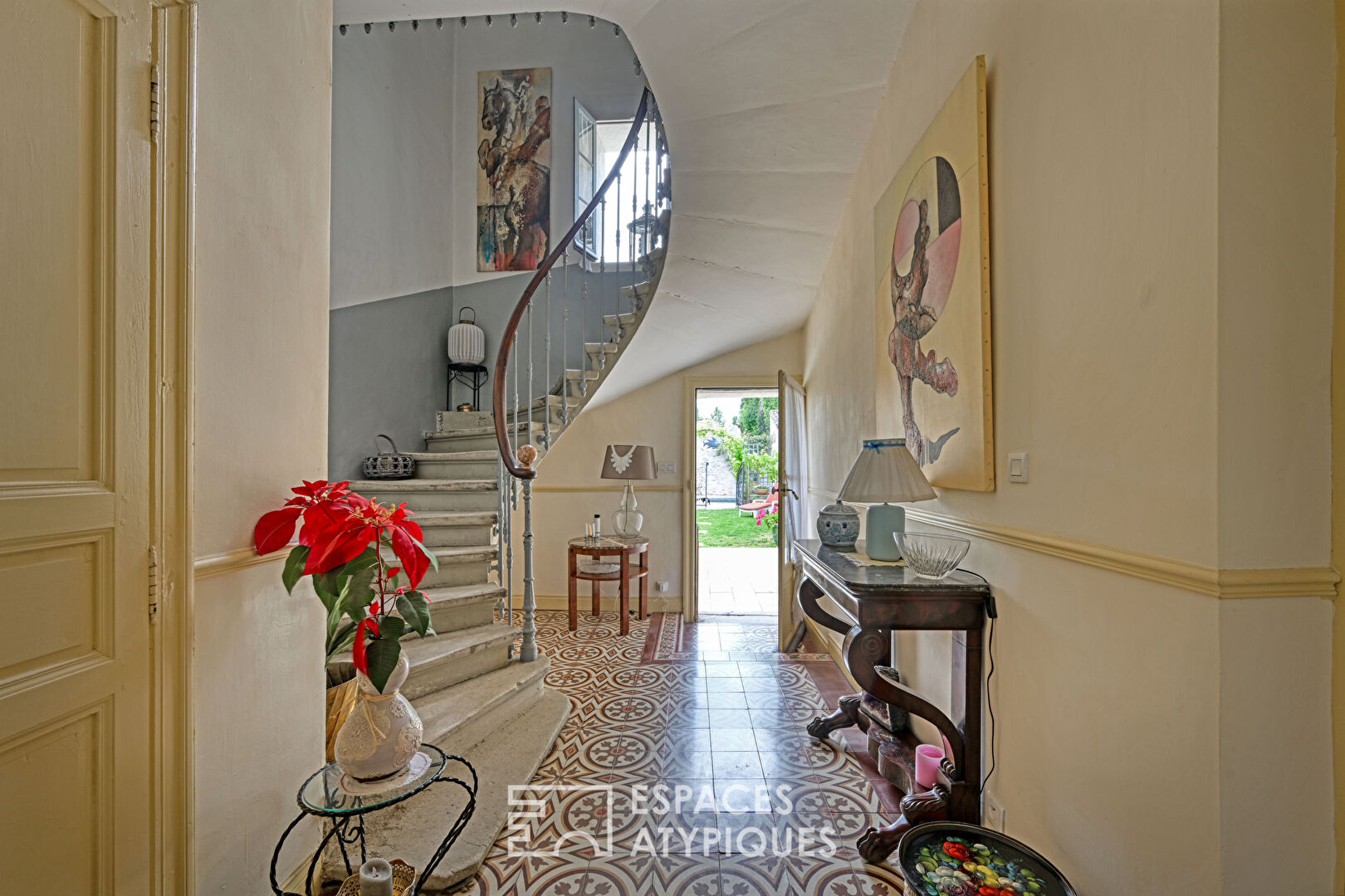 Elegant winegrower’s residence in the heart of the village