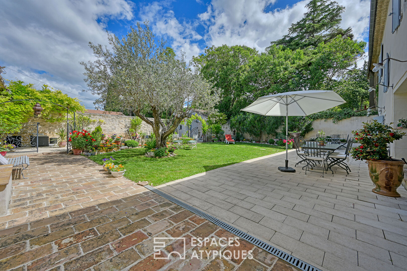 Elegant winegrower’s residence in the heart of the village