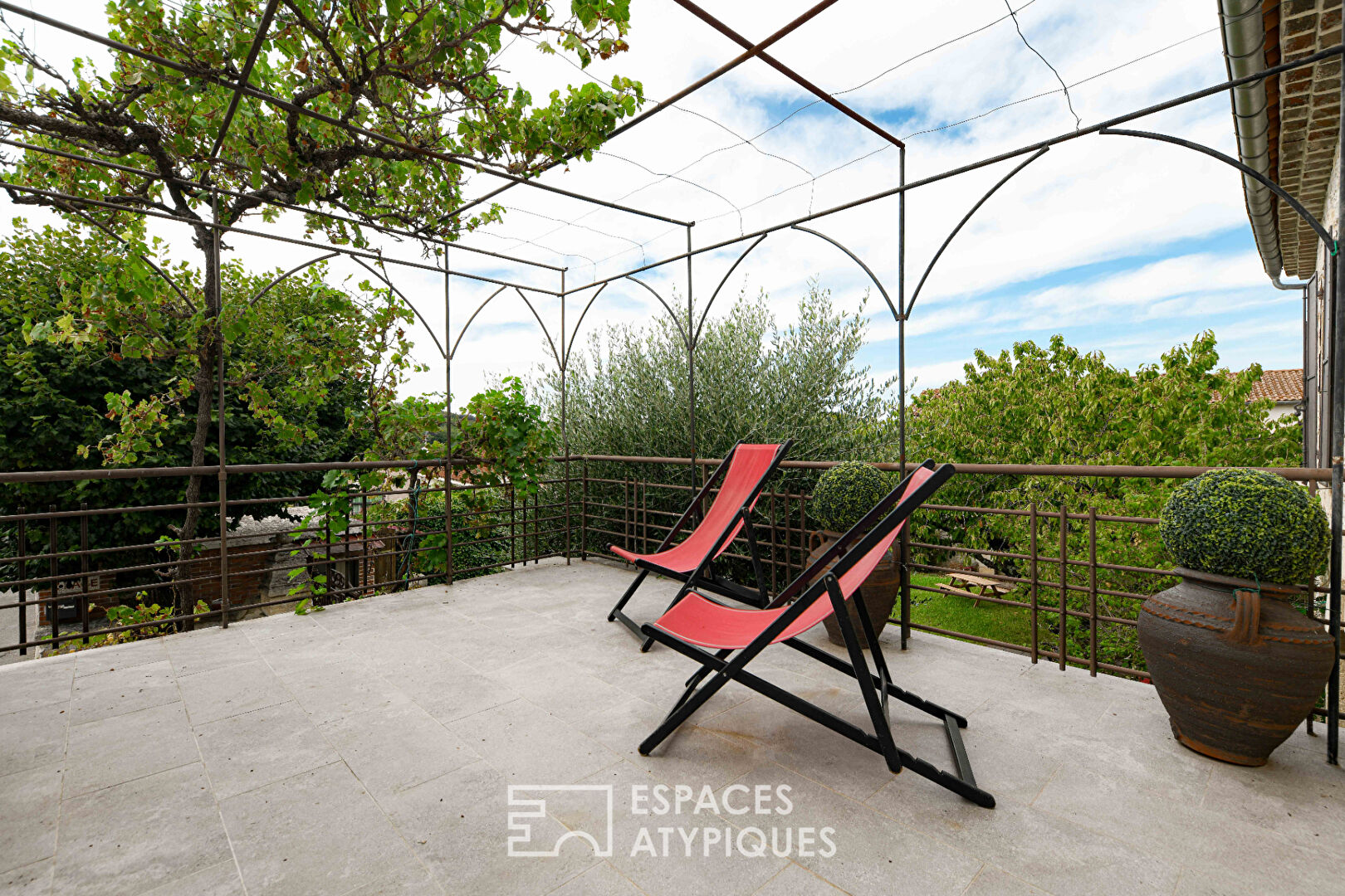 Charming village house with swimming pool 20 minutes from Uzès