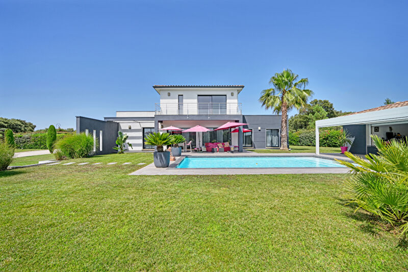 Spacieuse villa contemporaine aux portes de la Camargue