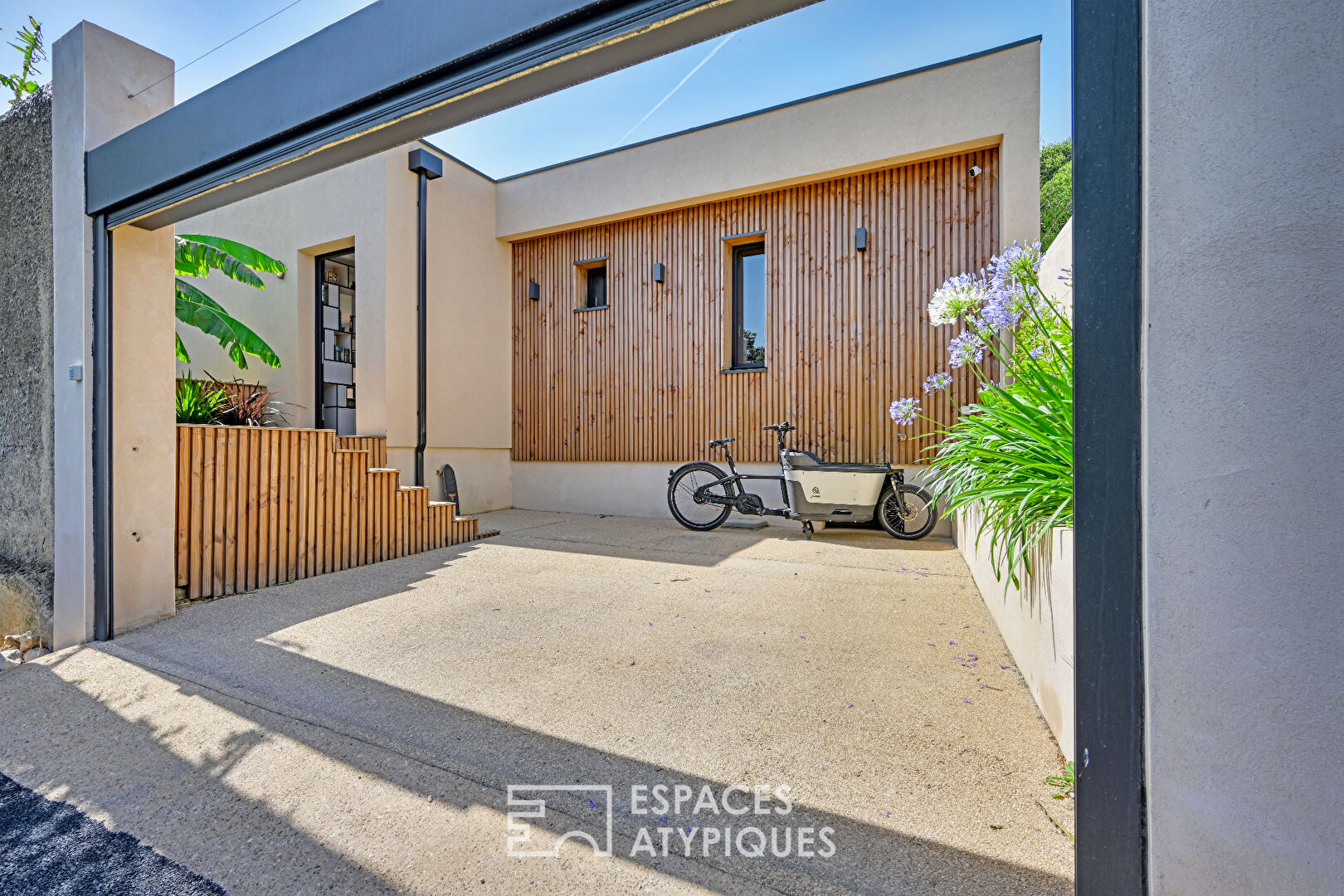 Élégante Maison de Plain-Pied en Bois avec Piscine et Jardin Verdoyant à la Tour Magne