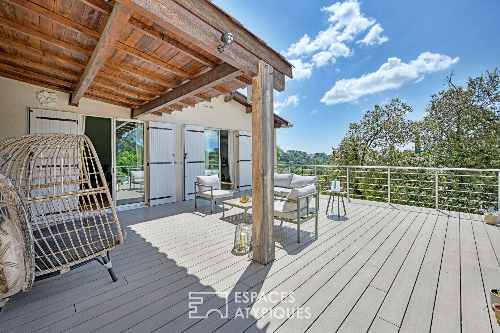 Charming family house with open views and swimming pool