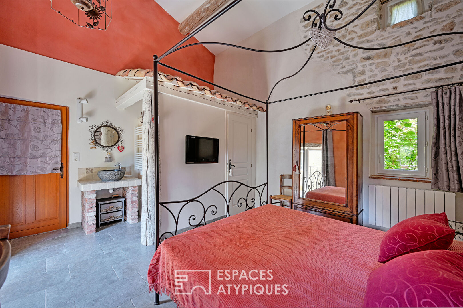 Magnificent renovated silkworm farm in the heart of the village