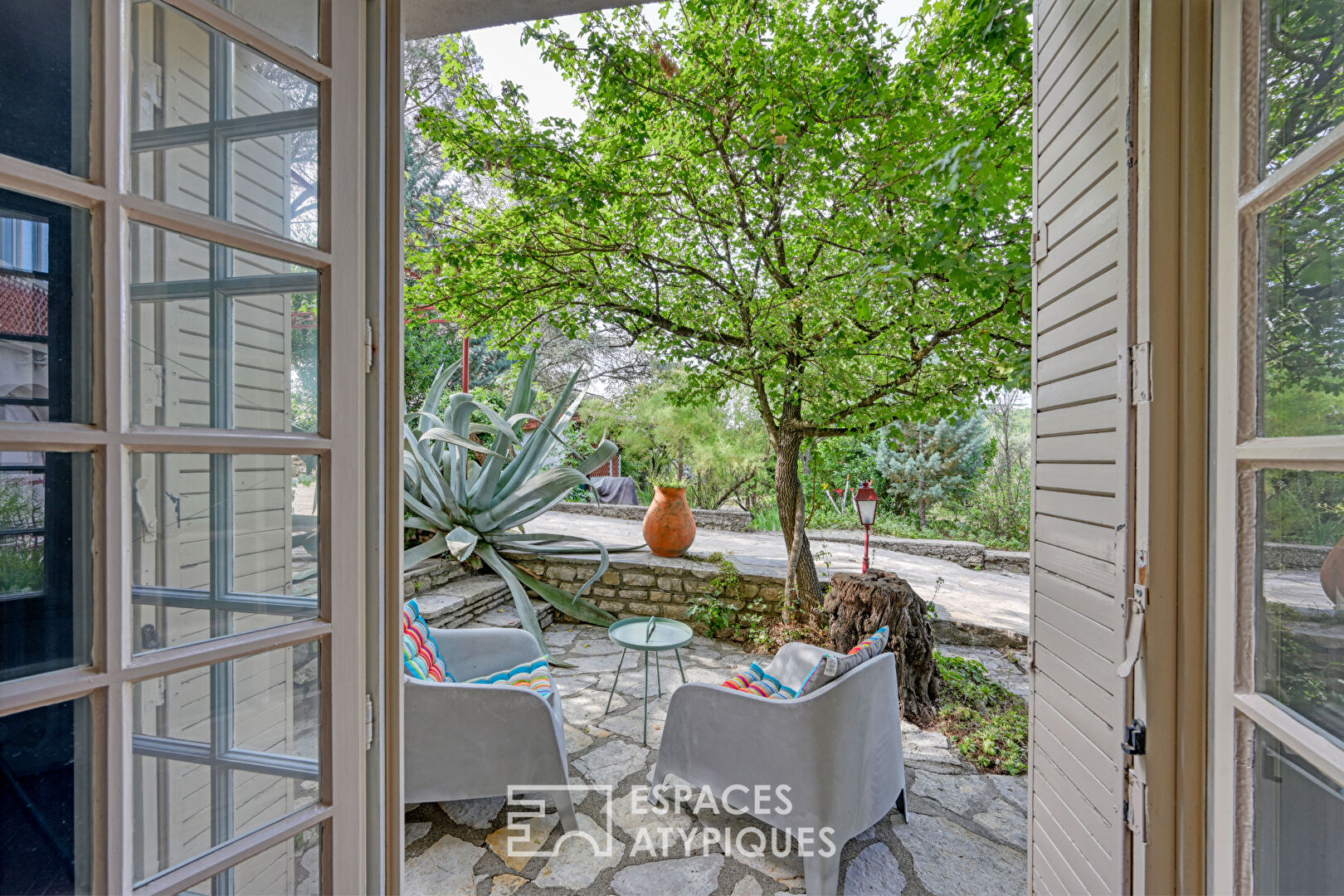 Beautiful artist’s house with garden and swimming pool