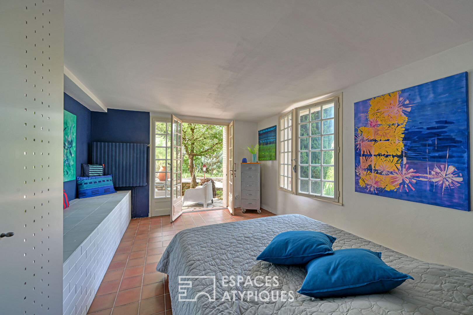 Beautiful artist’s house with garden and swimming pool