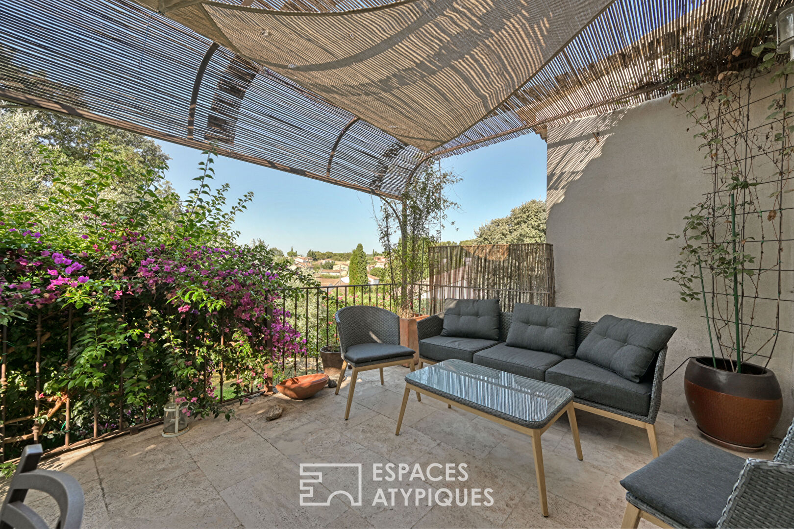 House with a clear view and its independent gîte