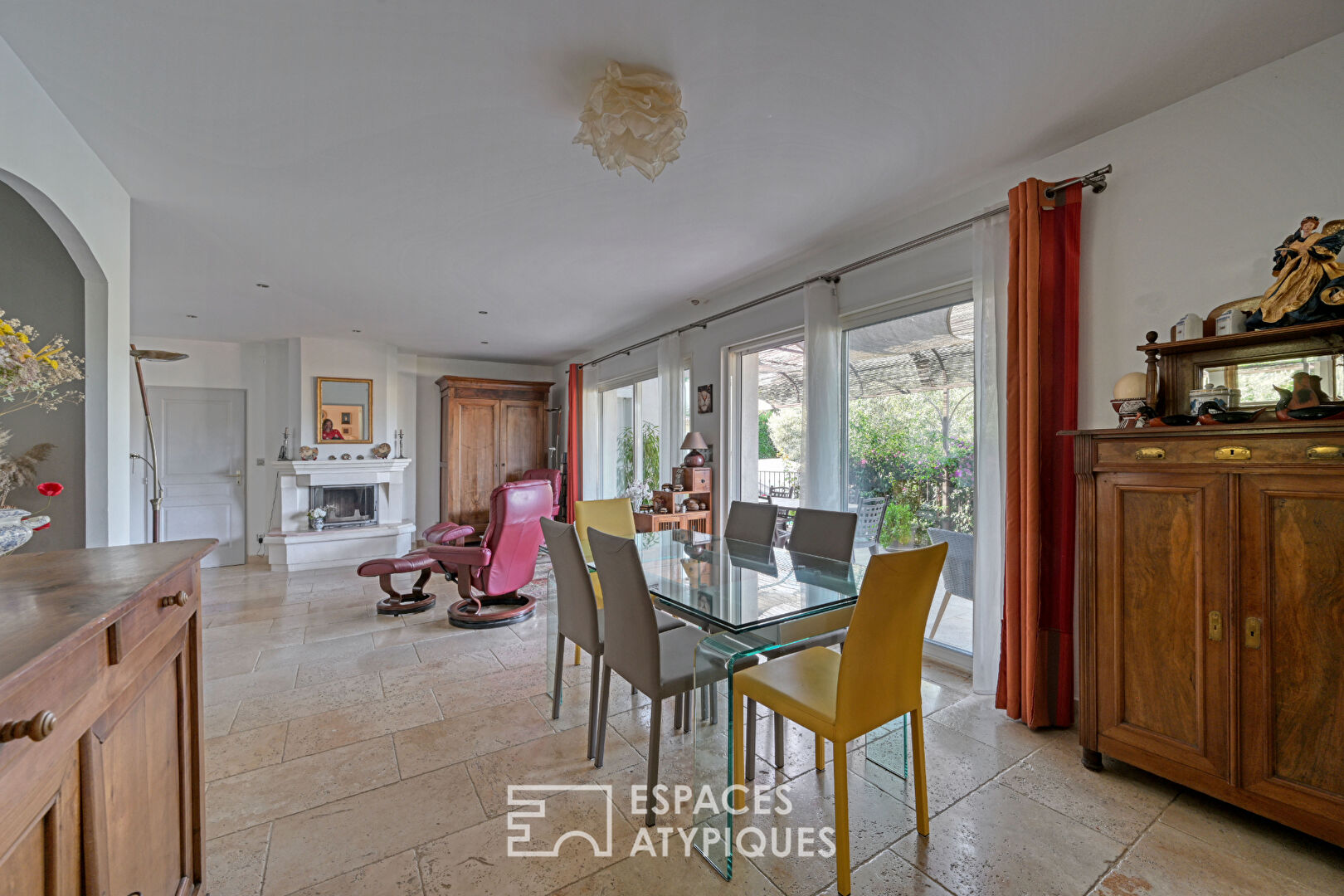 House with a clear view and its independent gîte