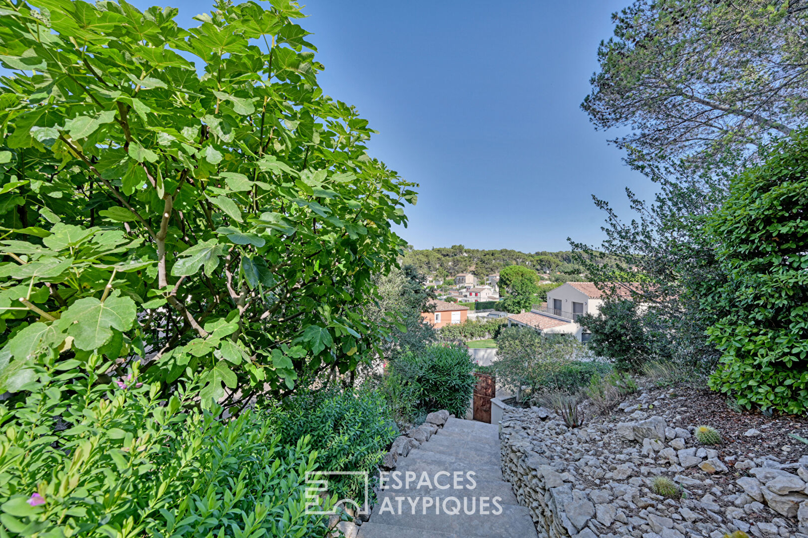 House with a clear view and its independent gîte