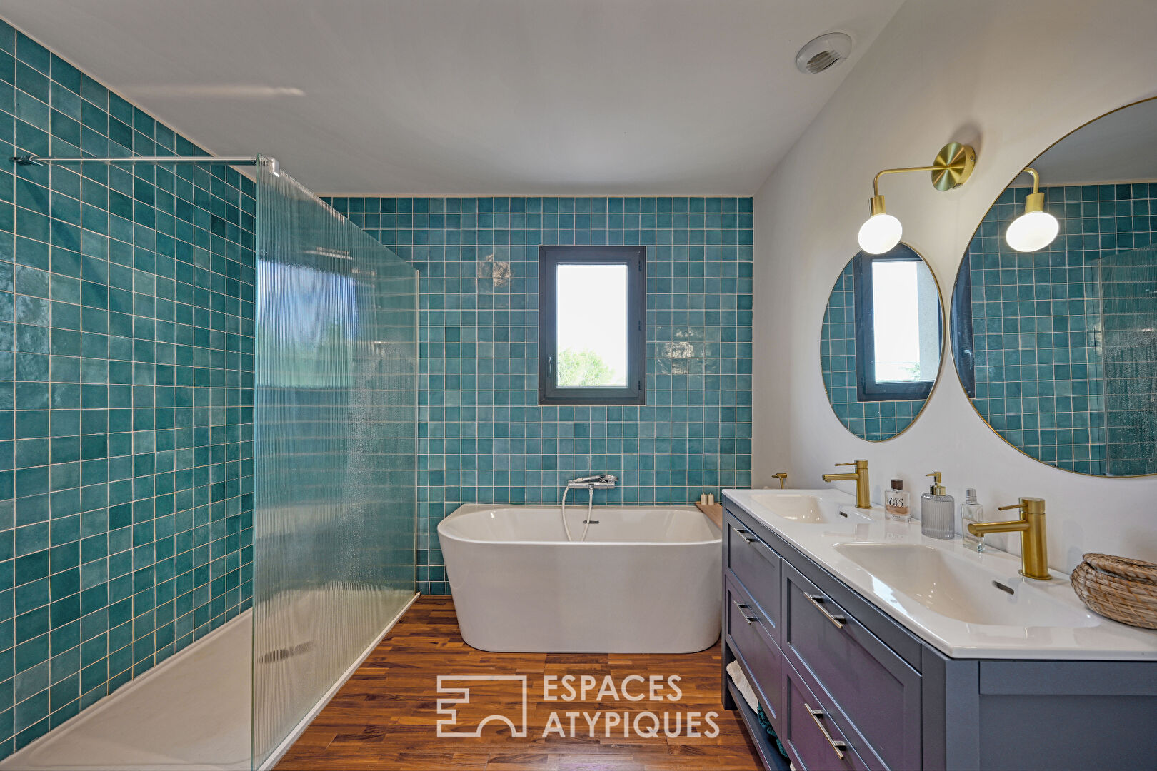 Contemporary country house with swimming pool and tiny house in the heart of nature