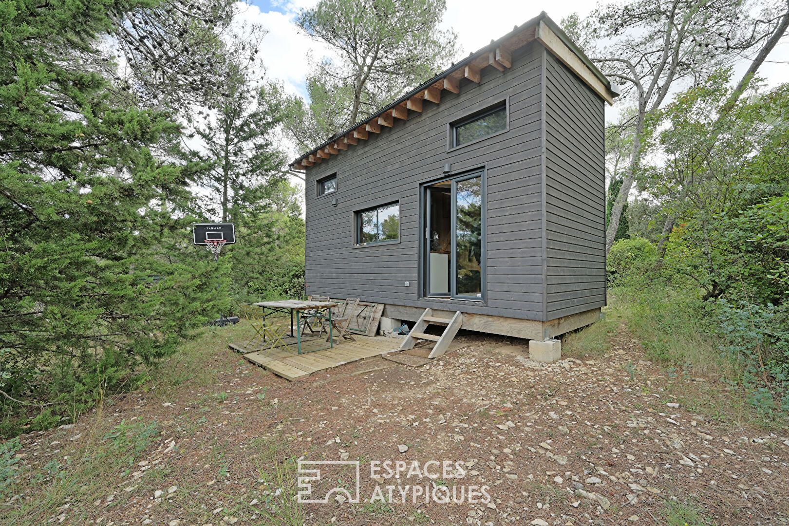 Contemporary country house with swimming pool and tiny house in the heart of nature