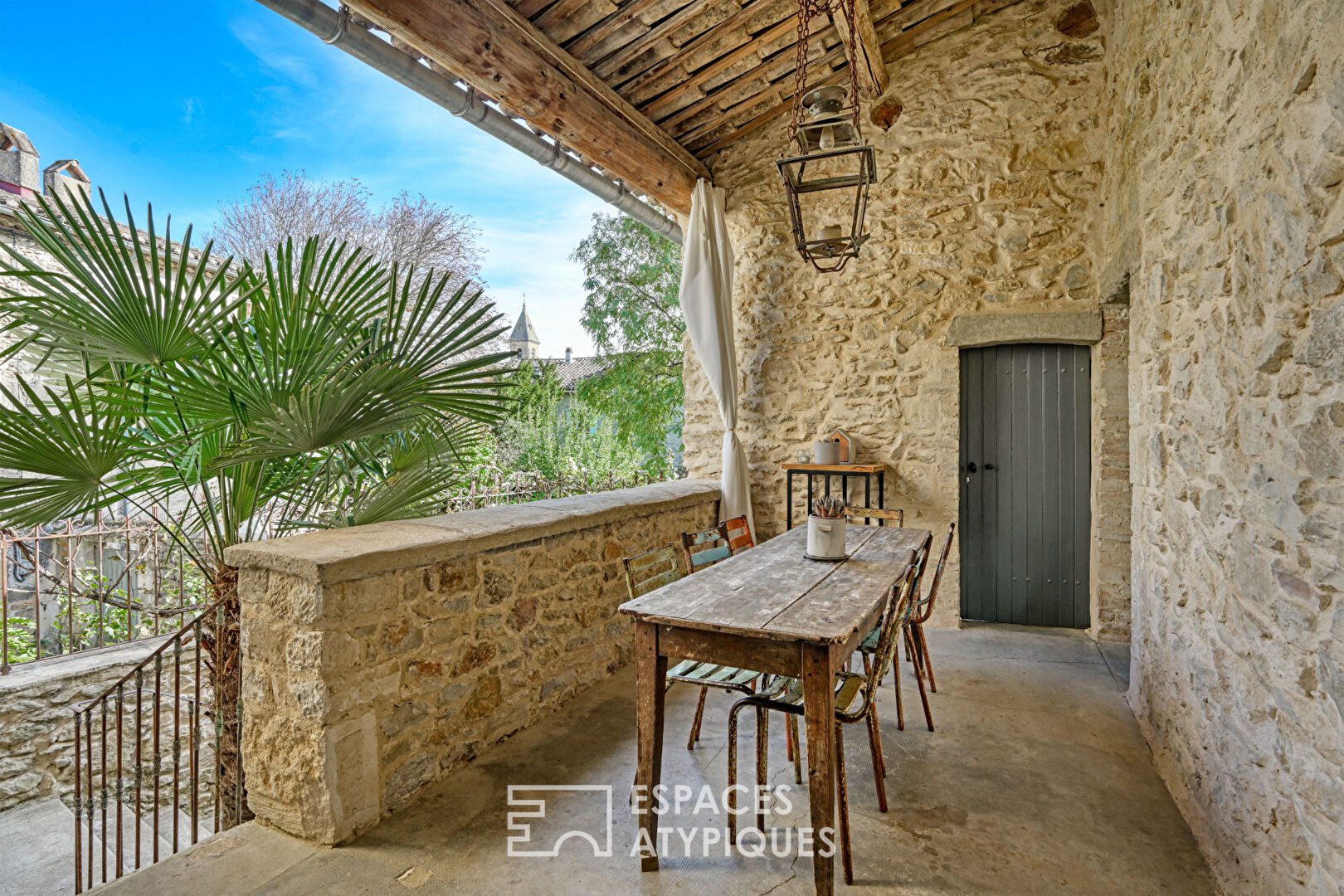 Character village house with swimming pool near Uzès
