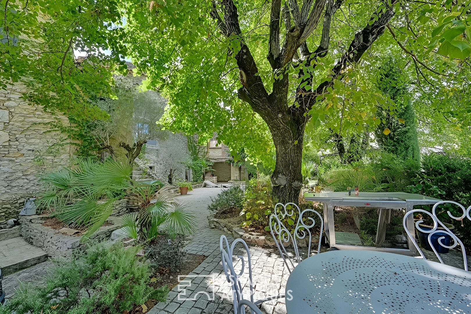 Character village house with swimming pool near Uzès