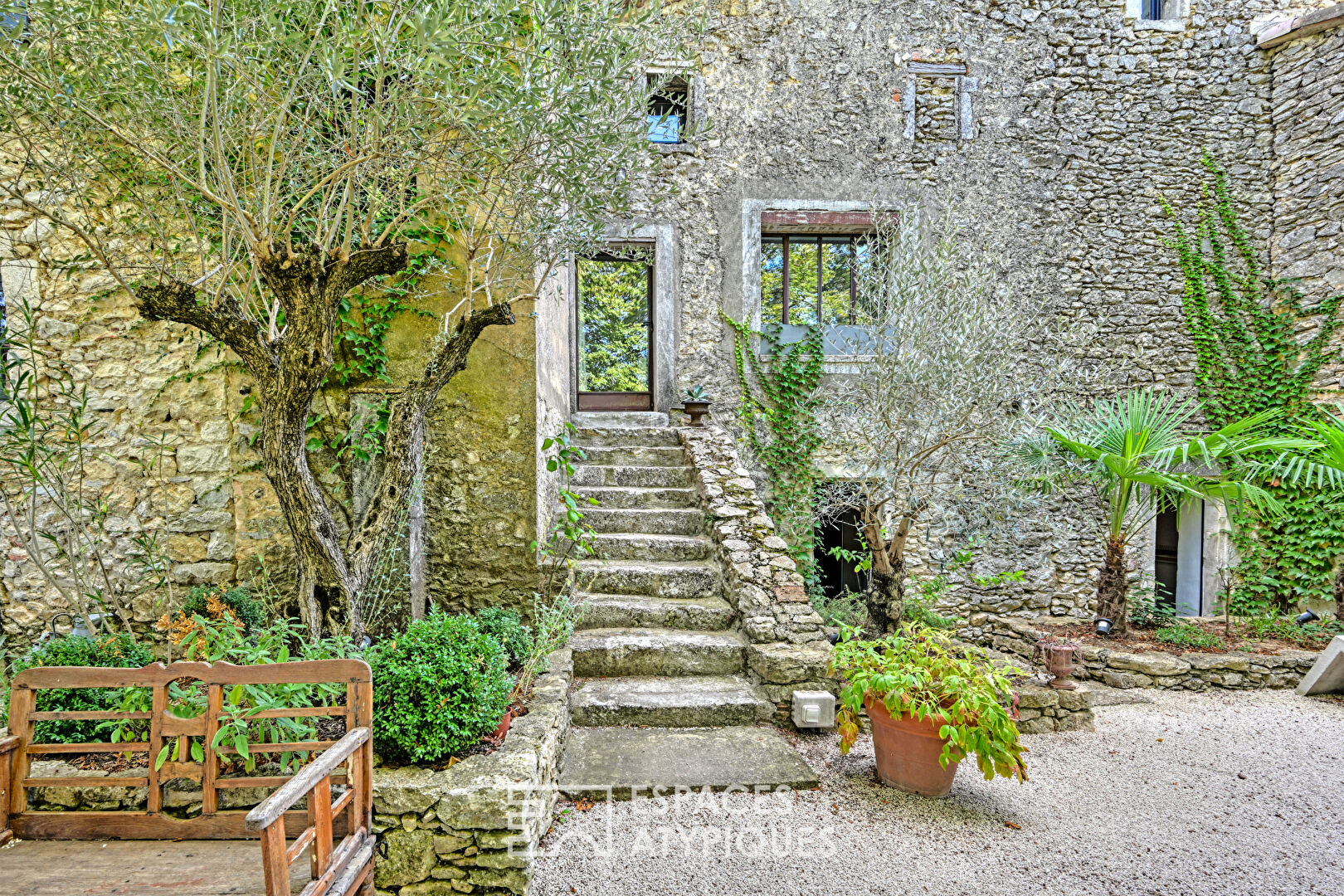 Character village house with swimming pool near Uzès
