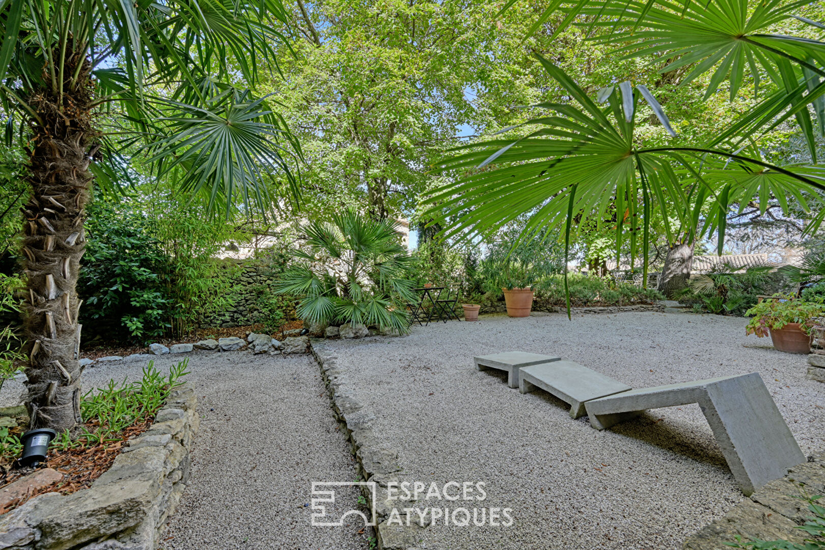 Character village house with swimming pool near Uzès