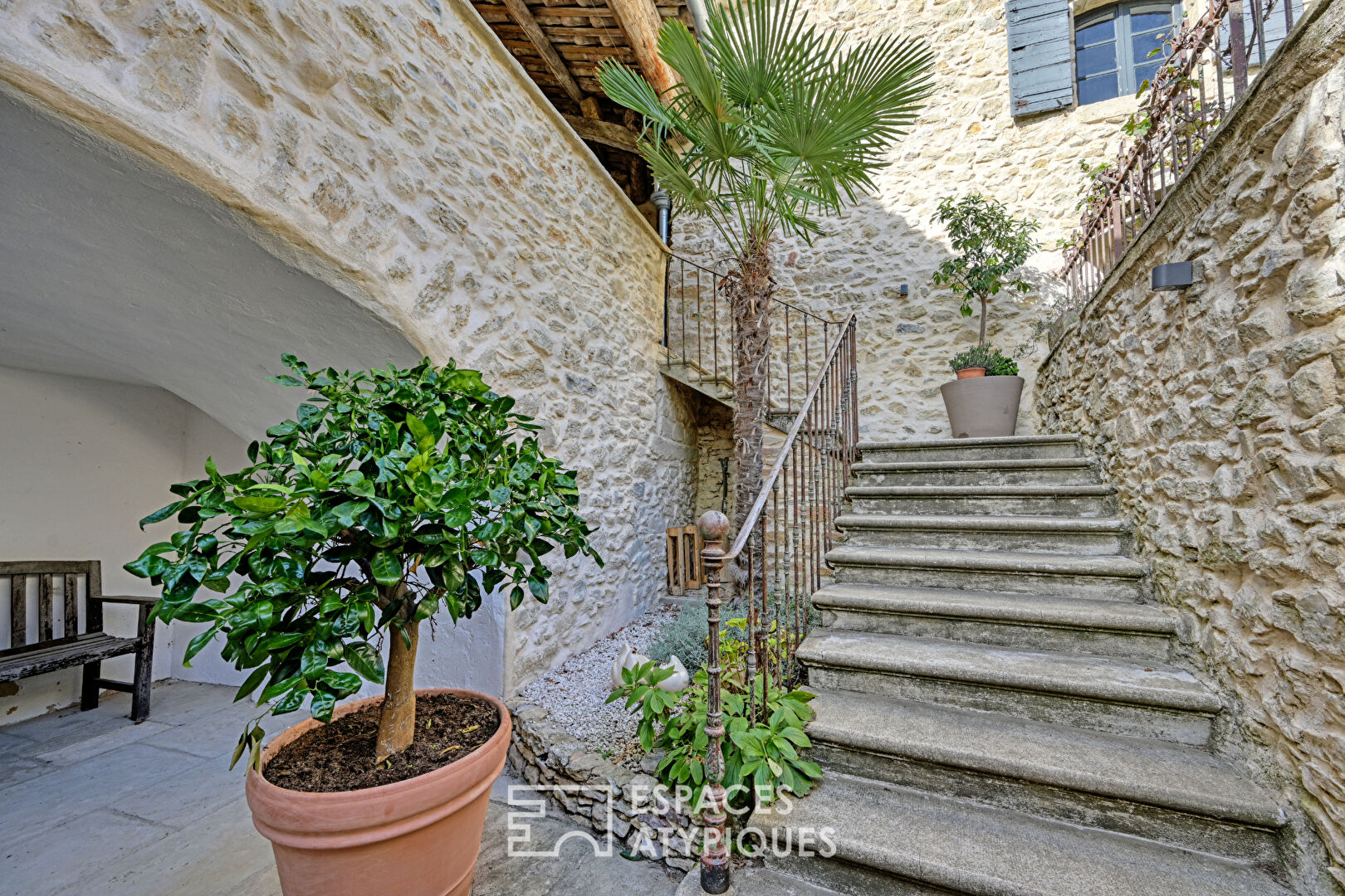 Character village house with swimming pool near Uzès