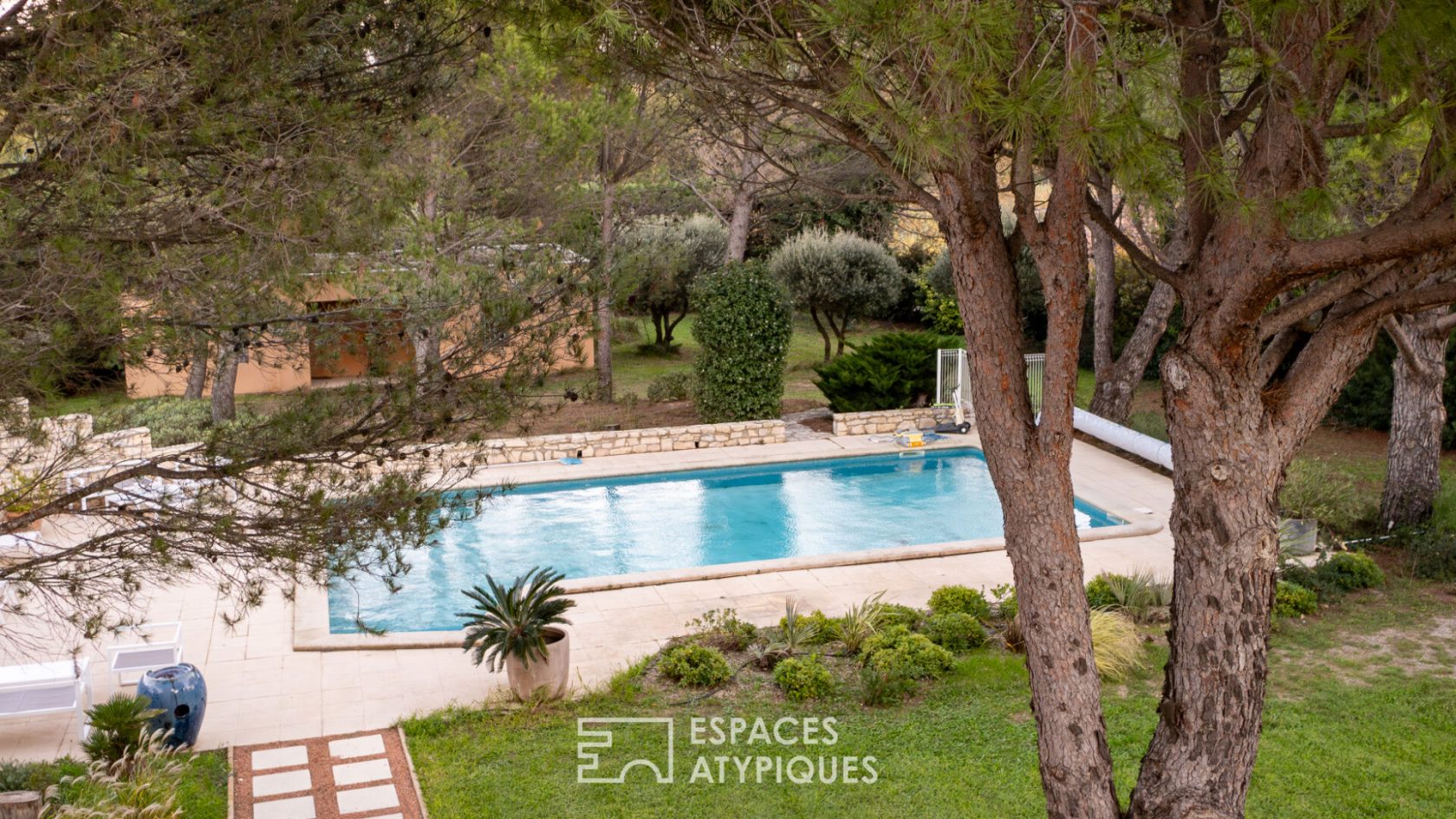 Elégante maison d’architecte rénovée avec piscine à proximité d’Avignon