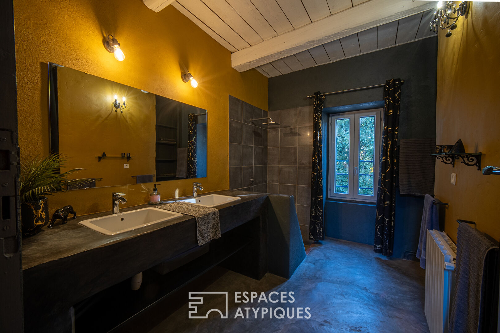 15 km from Uzès, a village house full of charm and character