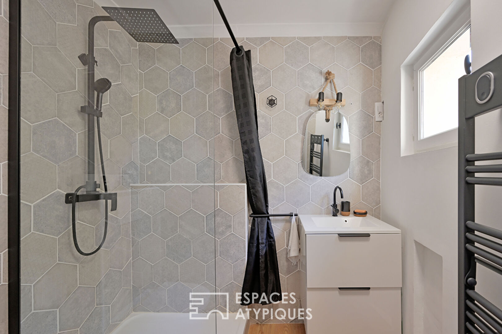 Charming house with swimming pool in the heart of the village