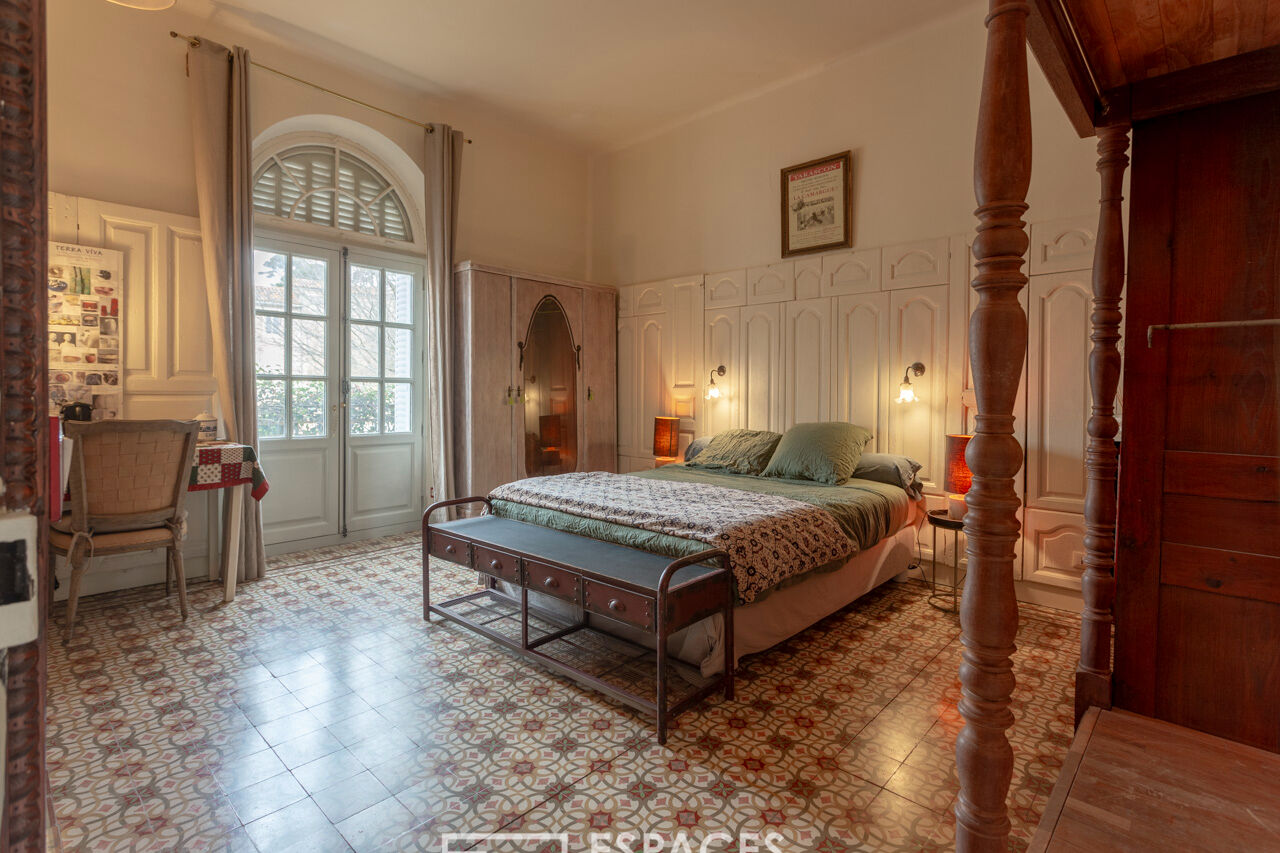 Maison de Maître en coeur de village avec  jardin et piscine