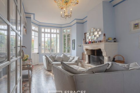 Mansion with swimming pool near Avignon