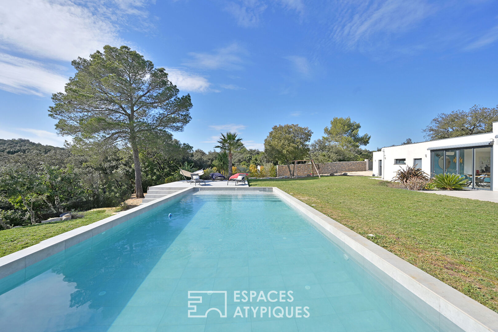 Exceptional contemporary villa with panoramic views of the hills of Nîmes