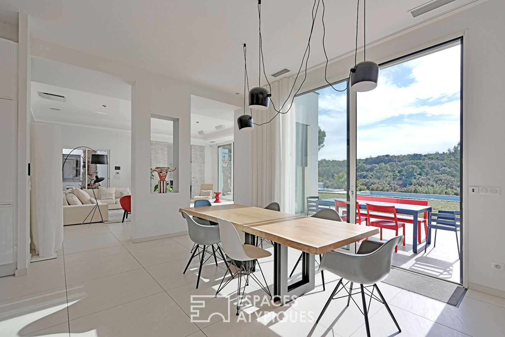 Exceptional contemporary villa with panoramic views of the hills of Nîmes