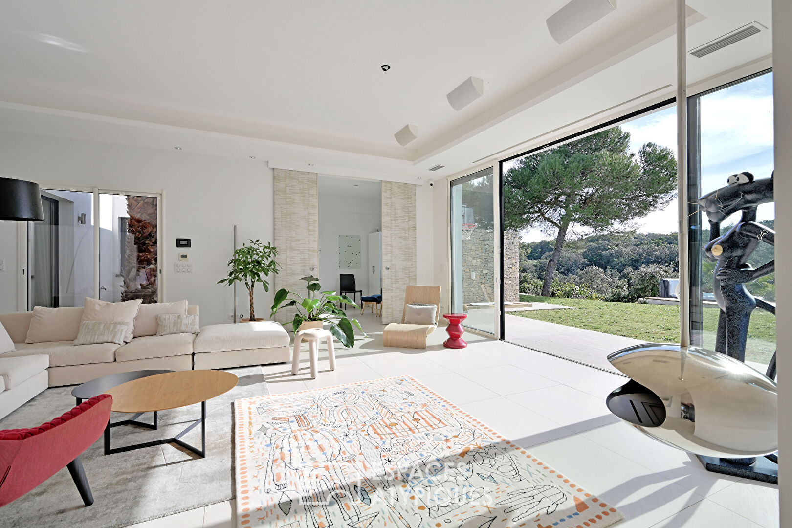 Exceptional contemporary villa with panoramic views of the hills of Nîmes