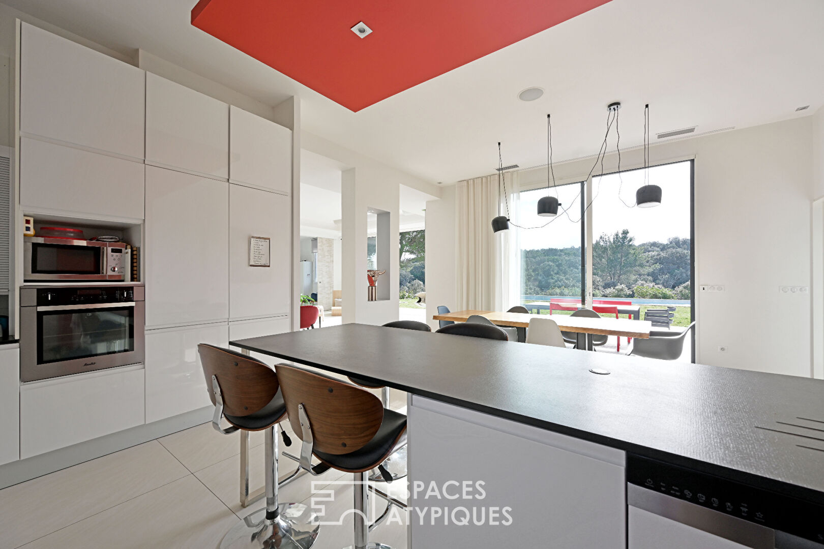 Exceptional contemporary villa with panoramic views of the hills of Nîmes