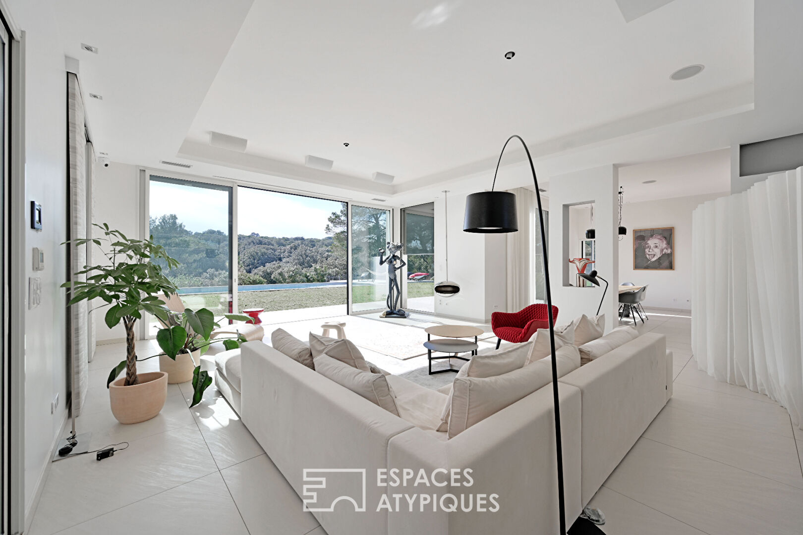 Exceptional contemporary villa with panoramic views of the hills of Nîmes