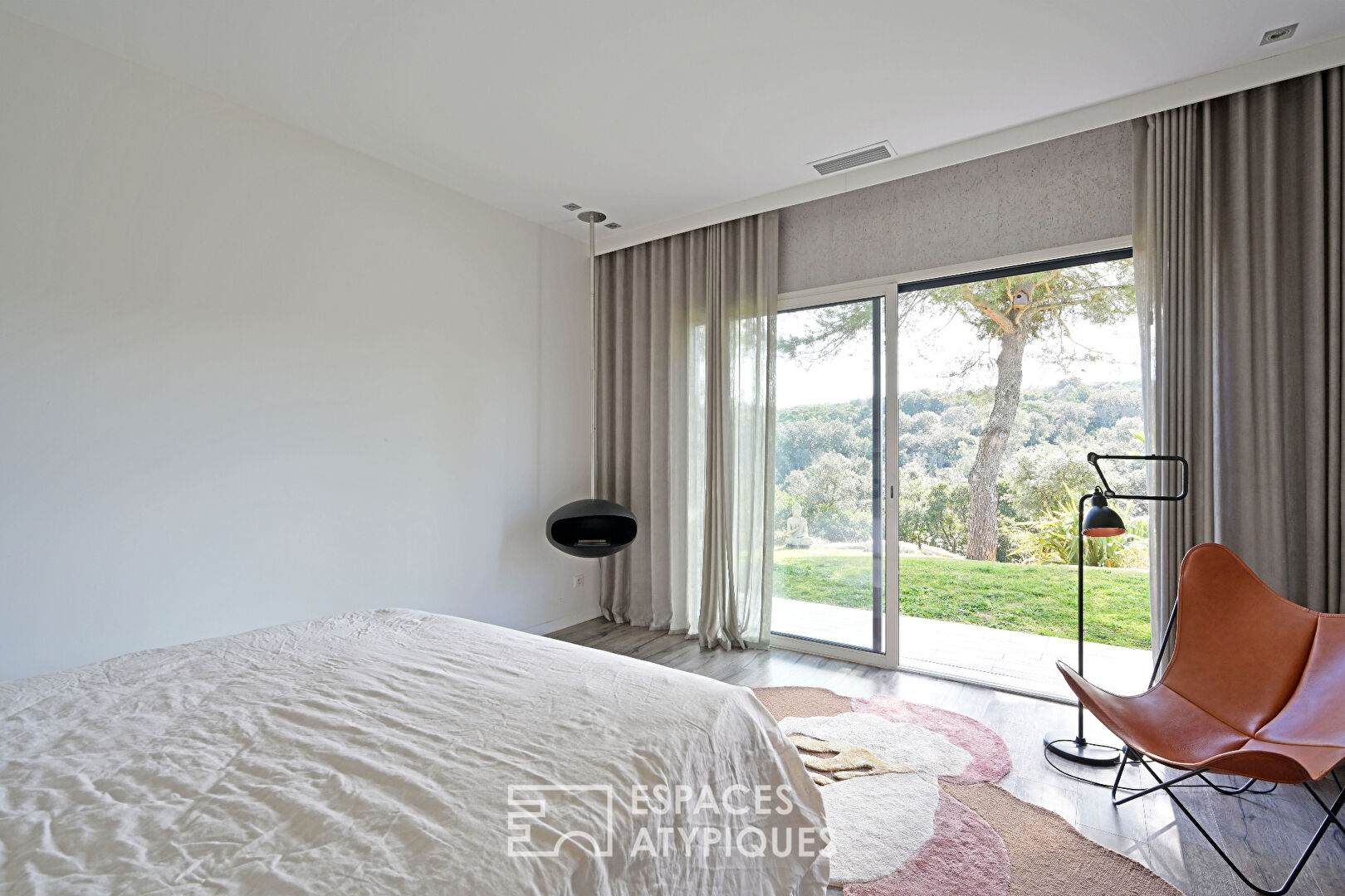 Exceptional contemporary villa with panoramic views of the hills of Nîmes