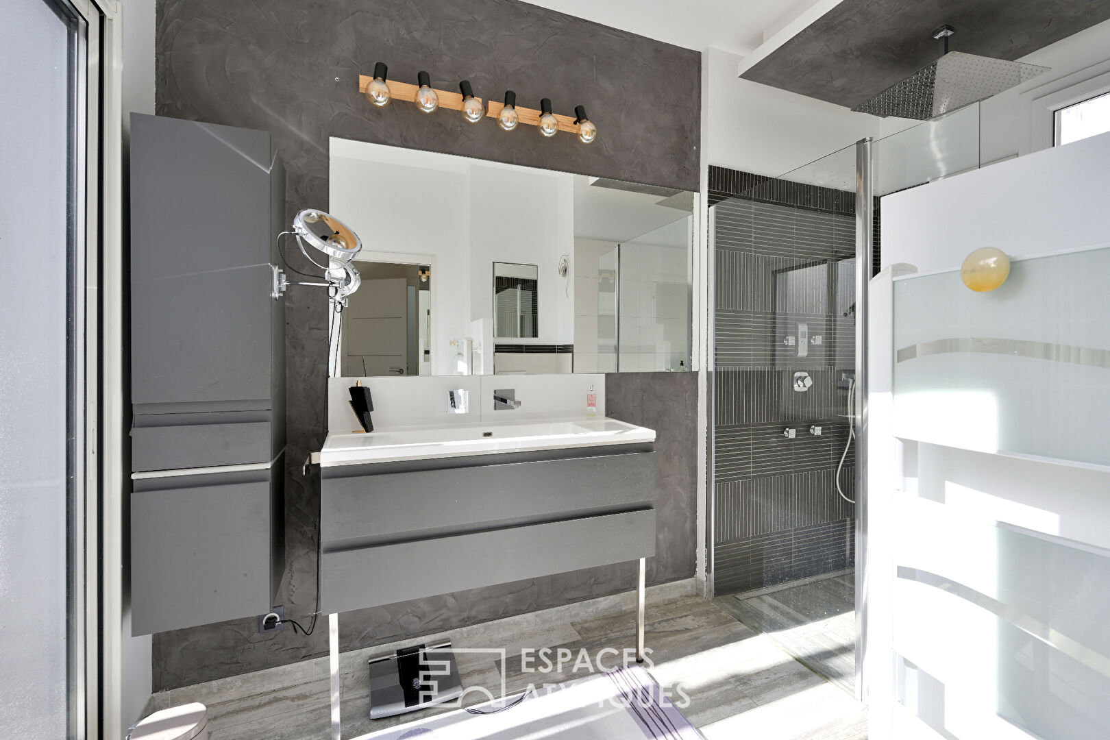 Exceptional contemporary villa with panoramic views of the hills of Nîmes