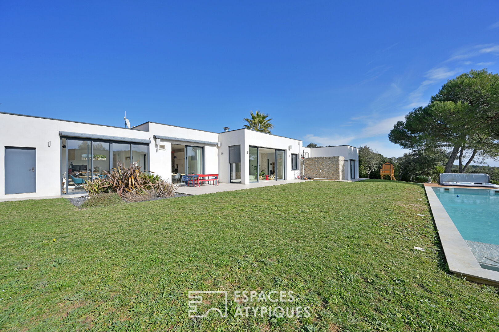 Exceptional contemporary villa with panoramic views of the hills of Nîmes