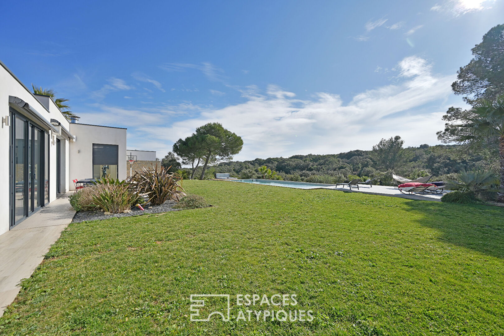 Exceptional contemporary villa with panoramic views of the hills of Nîmes