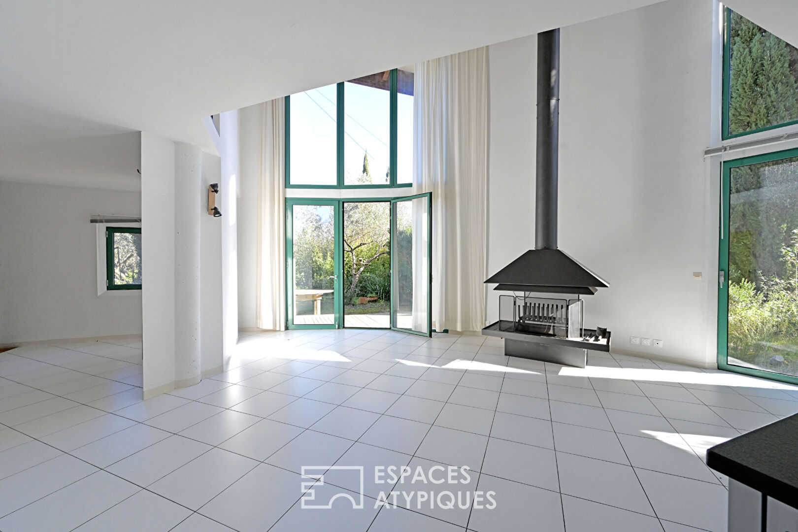 L’atelier d’artiste : une villa à fort potentiel en jardin bucolique