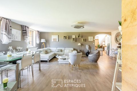 Maison en pierres dorées avec terrasse sur le toit