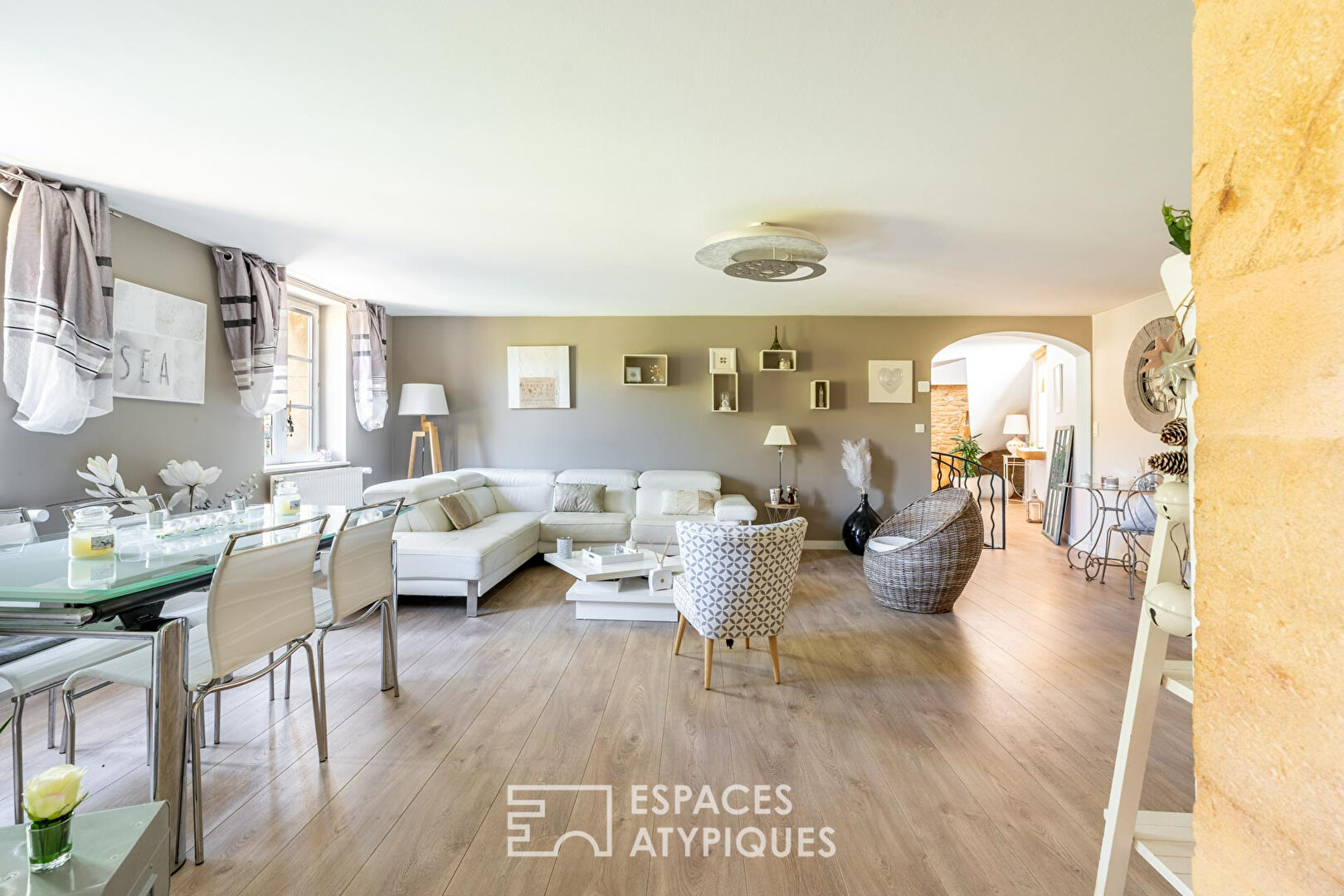 Maison en pierres dorées avec terrasse sur le toit