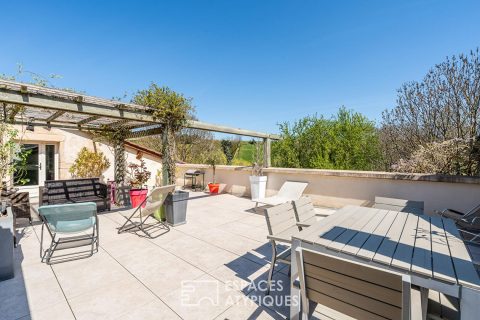 Maison en pierres dorées avec terrasse sur le toit