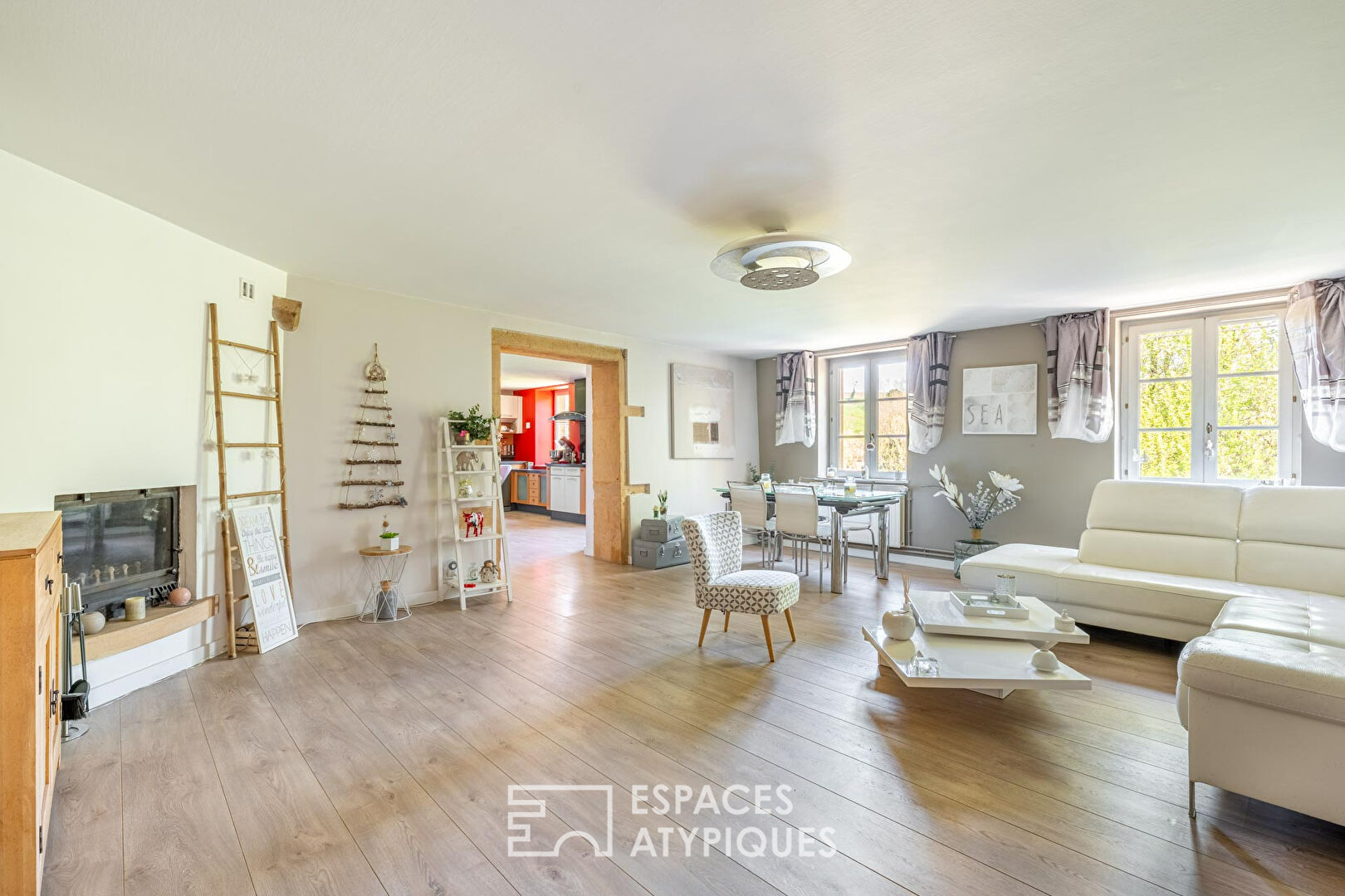 Maison en pierres dorées avec terrasse sur le toit