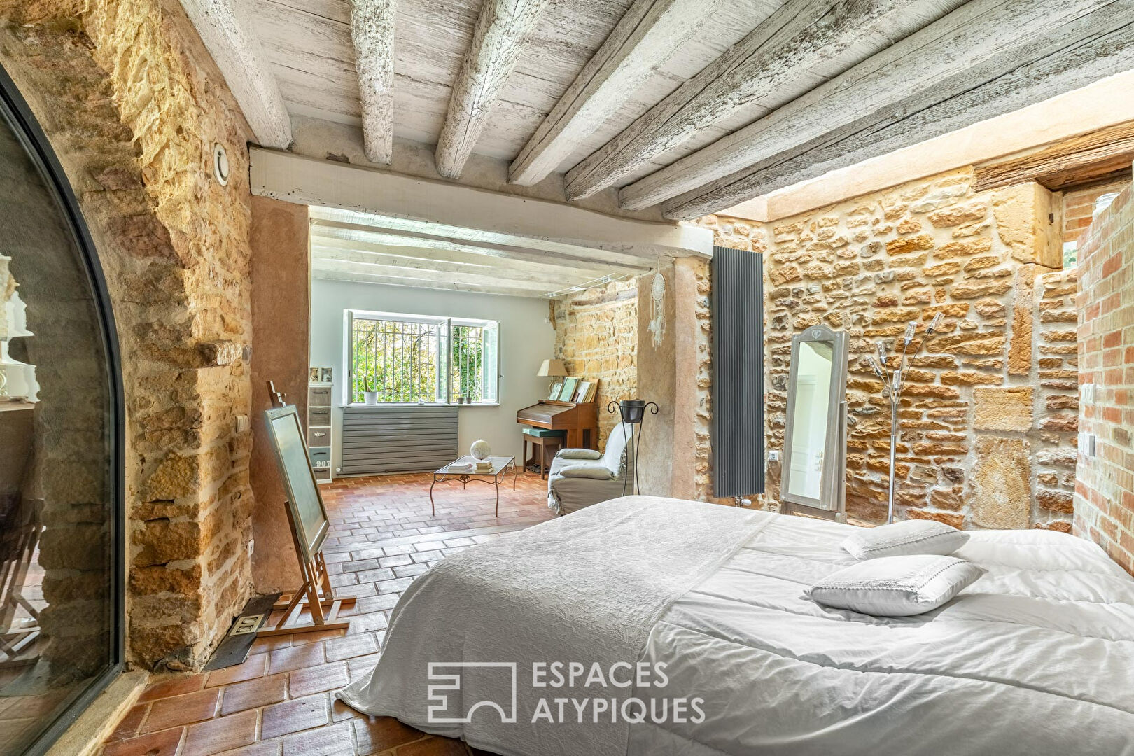 Maison en pierres dorées avec terrasse sur le toit