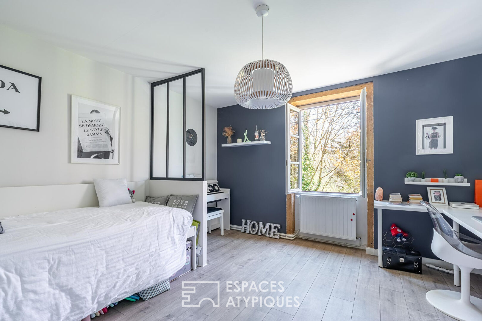 Maison en pierres dorées avec terrasse sur le toit