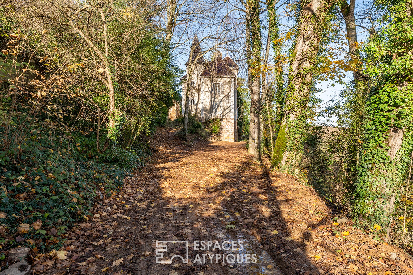 Château à rénover avec vue panoramique sur les monts du Beaujolais