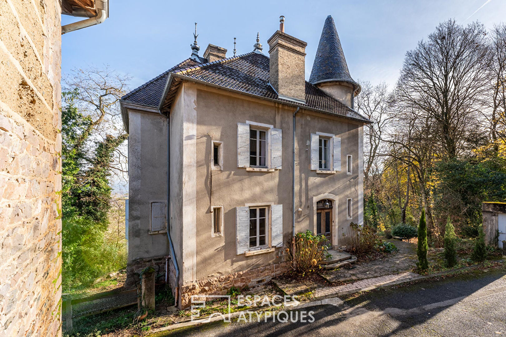 Château à rénover avec vue panoramique sur les monts du Beaujolais