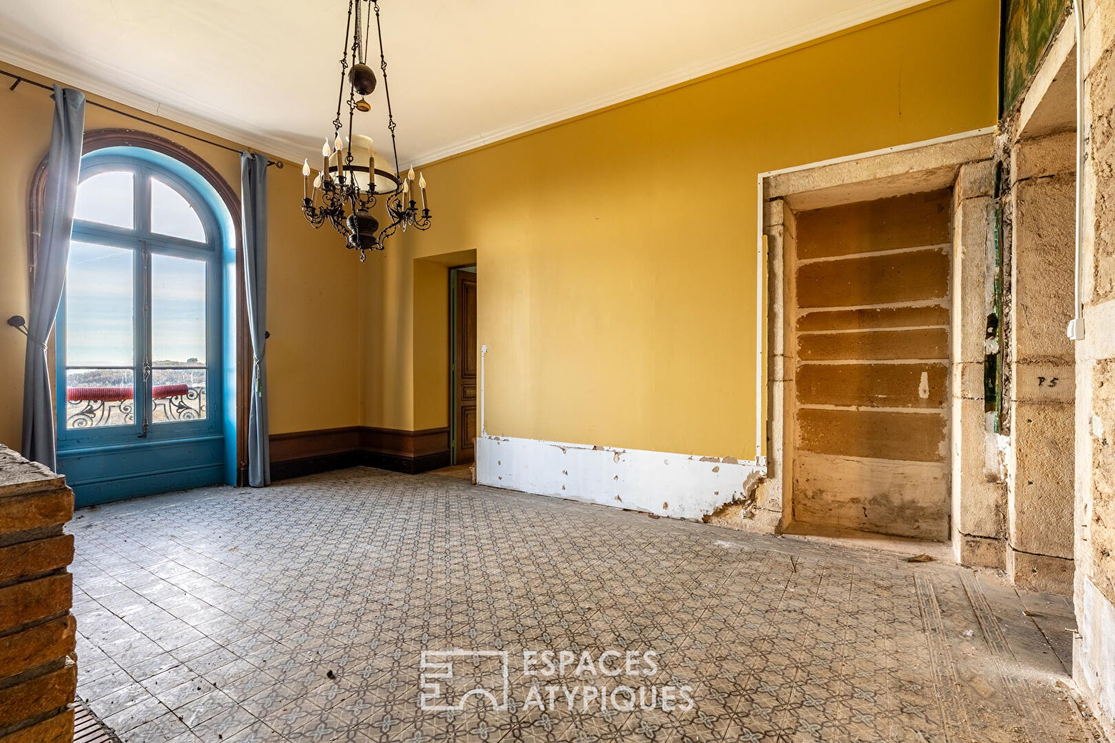 Château à rénover avec vue panoramique sur les monts du Beaujolais