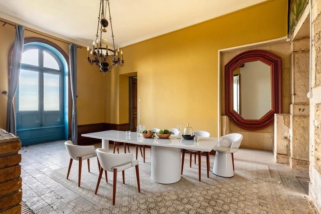 Château à rénover avec vue panoramique sur les monts du Beaujolais